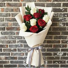 Букет красно-белые розы в Ростове Букет цветов из:  Розы в Ростове