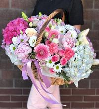 Цветочная композиция из Розы, Хризантемы, Пионы и Лизиантусы в корзине в Ростове
