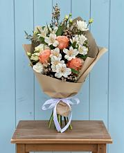 Букет яркий комплимент в Ростове Букет цветов из: Альстромерии, Лизиантусы, Розы и Хризантемы в Ростове