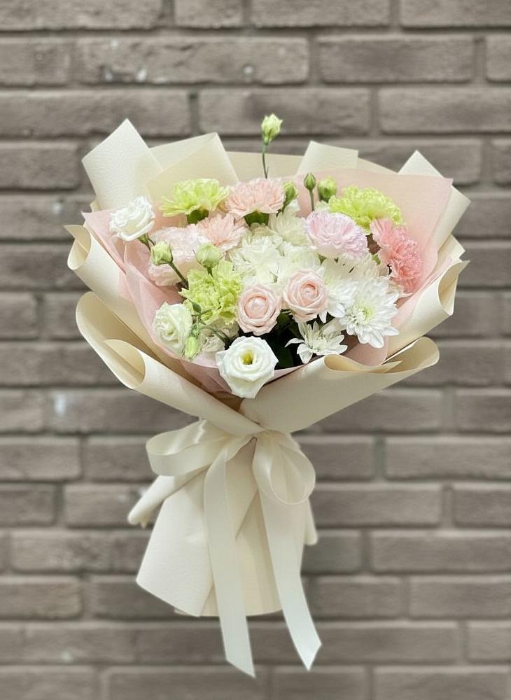 Букет Трепет мечты в Ростове Букет цветов из: Гвоздики, Розы, Лизиантусы и Хризантемы в Ростове