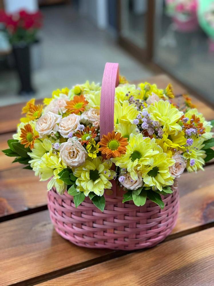 Цветочная композиция из Хризантемы и Розы в корзине в Ростове