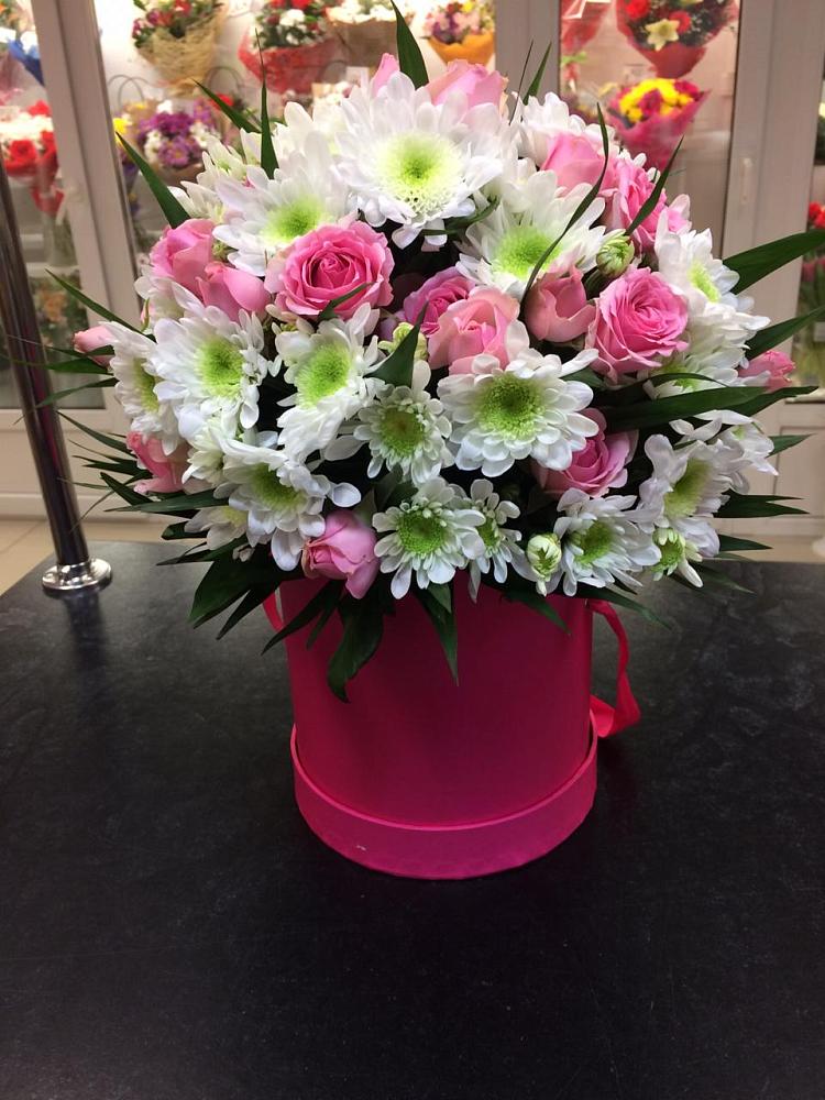 Цветочная композиция из Розы и Хризантемы в шляпной коробке в Ростове