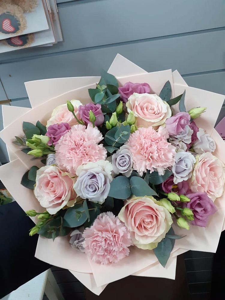 Букет обаятельный в Ростове Букет цветов из: Розы, Гвоздики и Лизиантусы в Ростове