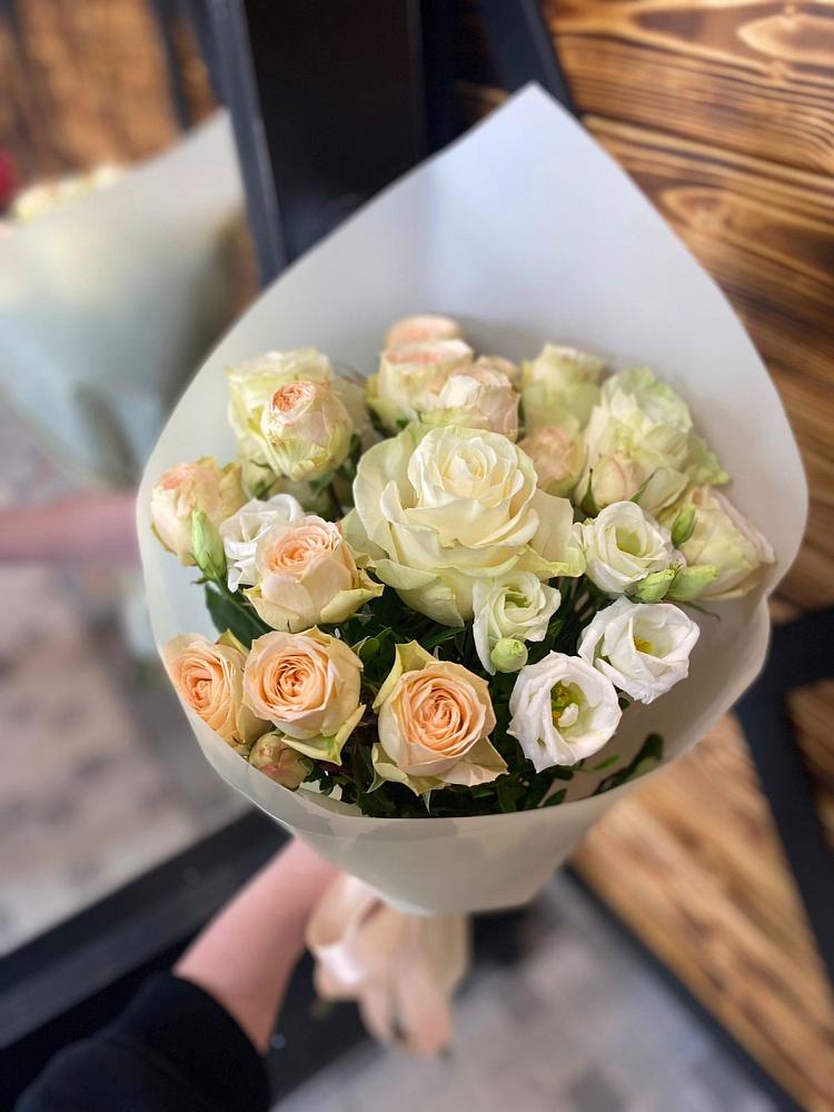 Букет цветов из: Розы и Лизиантусы в Ростове